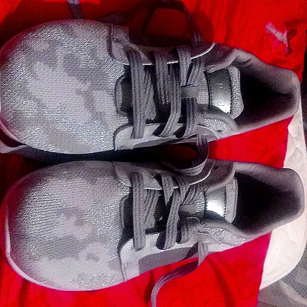 AVIA SIZE 7 1/2 MEMORY FOAM TENNIS SHOES that have not been warn and are in good